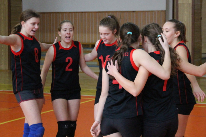 Na snímkuse radují zleva Eliška Halgašová, Klárka Weidishová, Peťa Barochová, Kačka Henlínová a zády stojící Bára Karasová a Kačka Rodová